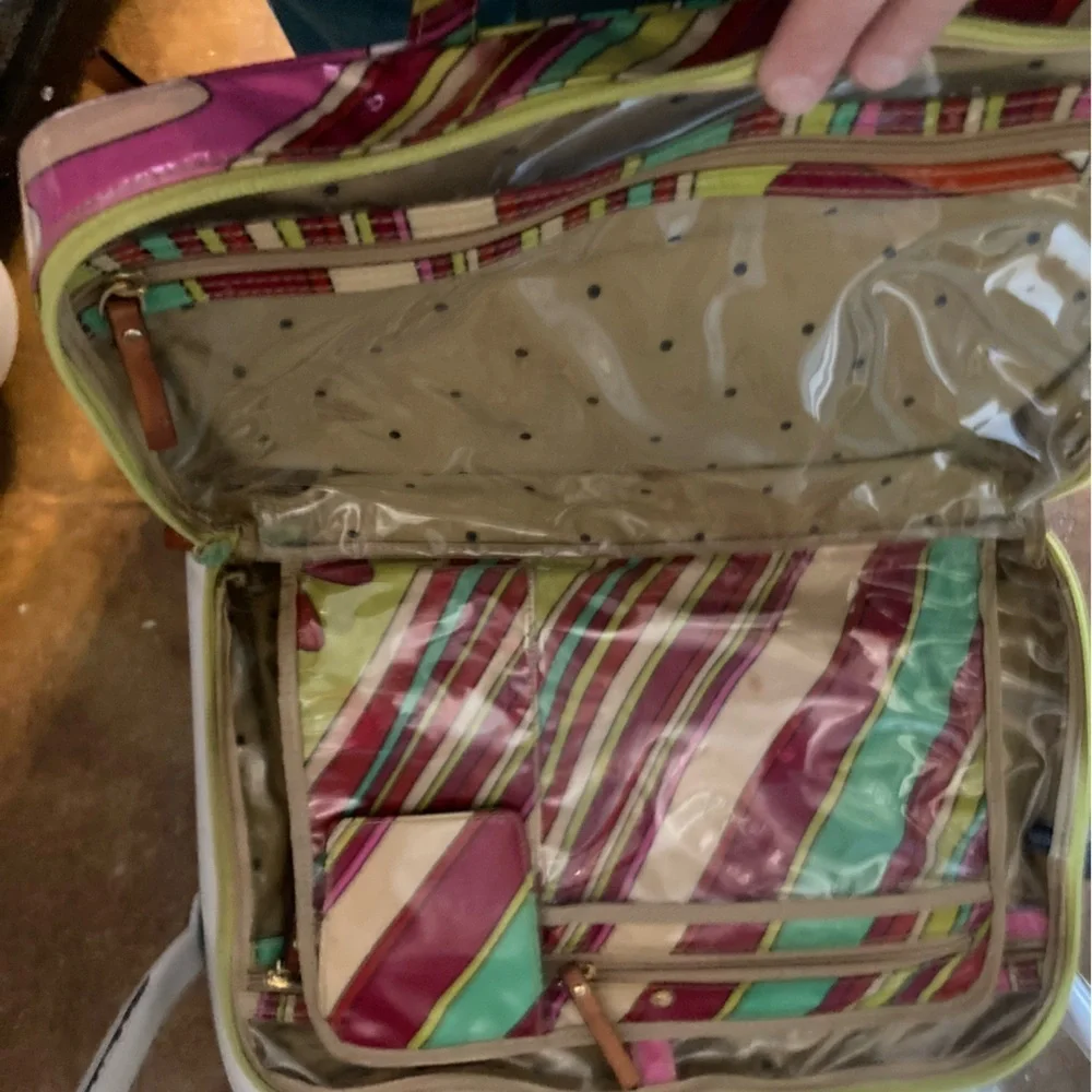 Kate Spade New York striped travel bag. EUC. Perfect for travel. Cute design
